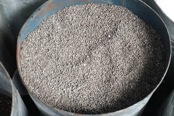 Satılık gübre. Bitkilerin büyümesini ve üretkenliğini arttıran kimyasal elementleri içeren doğal ya da yapay bir madde. Toprağın doğal bereketini arttırır.