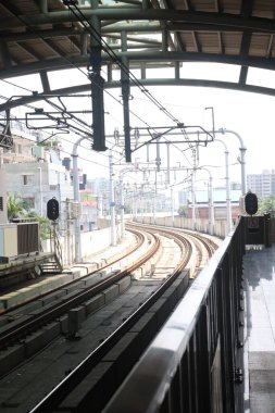 Demiryolu ile Dhaka Metro İstasyonu manzarası