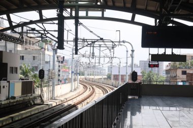 Demiryolu ile Dhaka Metro İstasyonu manzarası
