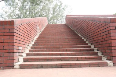 Agargaon ve Vijaysarni arasındaki Chandrima Uddyan Camii 'nin merdivenleri.