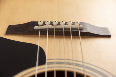 Korkusuz şekilli akustik gitar