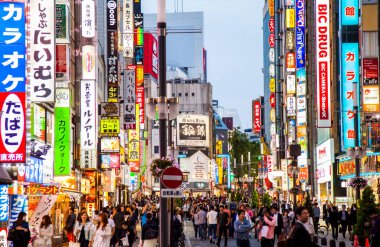 Shinjuku bölgesinde yoğun bir akşam sokağı, Tokyo, Japonya 2022.