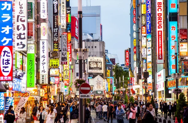 Upptagen Kväll Gata Shinjuku Distrikt Tokyo Japan 2022 — Stockfoto