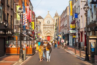 Dublin, İrlanda - 17 Haziran 2022: Güney Anne Caddesi ve St. Ann Kilisesi
