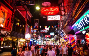 Pattaya 'da Walking Street, birçok gece kulübü ve go-go barları olan popüler turistik eğlence alanı, Tayland 2023