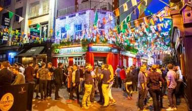  Dublin 'de gece hayatı, Temple Bar alanı. İrlanda 2023