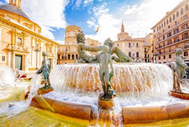 Plaza de la Virgen (Bakire Meryem Meydanı) ve Rio Turia Çeşmesi, Valencia