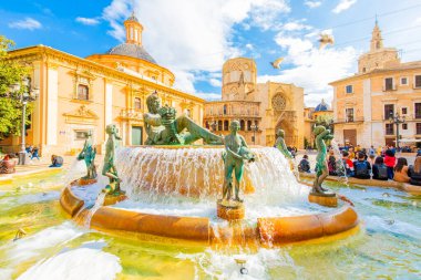 Plaza de la Virgen (Bakire Meryem Meydanı) ve Valencia şehrindeki Rio Turia Çeşmesi, İspanya