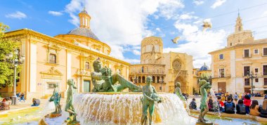 Plaza de la Virgen (Bakire Meryem Meydanı) ve Turia Çeşmesi (Fuente del Turia) ile Neptün heykeli, Valencia, İspanya