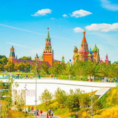 Moskova Kremlin, Rusya 'daki Saint Basil Katedrali ve Spasskaya Kulesi. Zaryadye Parkı 'ndan görüntü.