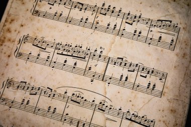 Eski edepsiz nota kağıtları, müzik arka planı