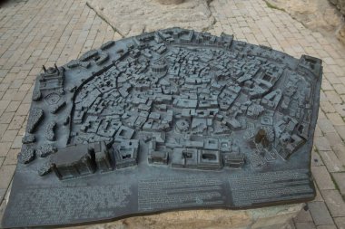 Azerbaycan, Bakü. 01.01.2000 . Mailden Tower, Azerbaycan 'ın önündeki cerisher modeli. Eski şehrin metal modeli .