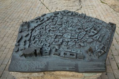 Azerbaycan, Bakü. 01.01.2000 . Mailden Tower, Azerbaycan 'ın önündeki cerisher modeli. Eski şehrin metal modeli .