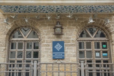 Sanat kulübü restoranı girişi. Sanat Kulübü restoranının girişi kadim kemer biçiminde yapılır. Balkon ve bakır veya demirden yapılmış pencereler.