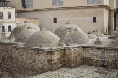 Manzaralı çatıda gözlüklü muhteşem kubbeler. Çatıdan mahalle manzarası. Bakü, Azerbaycan 'daki antik hamam. .