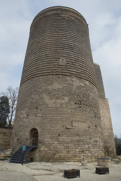 Bakü Kulesi. Bakü, Azerbaycan 'daki Eski Şehir' de bulunan Giz Galasi olarak da bilinen Bakü Kulesi. Maiden Tower 12. yüzyılda inşa edildi. Azerbaijan Bakire Kulesi 'nin aritektürü .