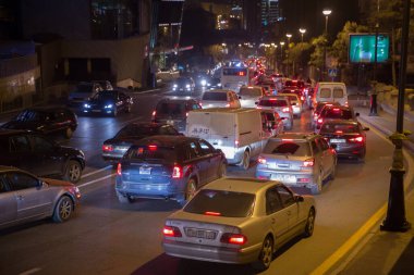 Azerbaycan, Bakü. 27.12.2018. Bakü caddesi. Işığı engelleyen araba ışıkları. Bakü geceleri, trafik sıkışıklığı .