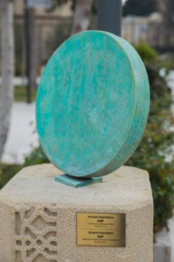 Azerbaycan, Bakü. 01.01.2000 . Teymur Rustamov Daf . Bronz 2010. Geleneksel Azerbaycan müziğinde kullanılan eski bir sicim, rüzgar ve perküsyon enstrümanları ailesidir..