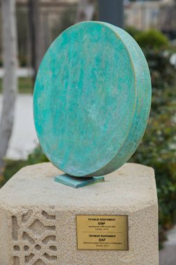 Azerbaycan, Bakü. 01.01.2000 . Teymur Rustamov Daf . Bronz 2010. Geleneksel Azerbaycan müziğinde kullanılan eski bir sicim, rüzgar ve perküsyon enstrümanları ailesidir..