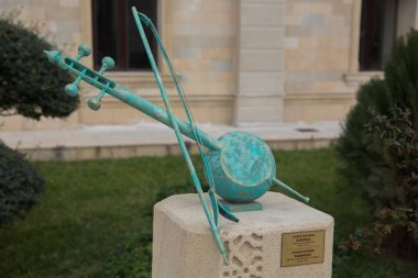 Azerbaycan, Bakü. 01.01.2000 . Teymur Rustamov Kamancha . Bronz 2010. Geleneksel Azerbaycan müziğinde kullanılan eski bir sicim, rüzgar ve perküsyon enstrümanları ailesidir..