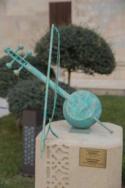 Azerbaycan, Bakü. 01.01.2000 . Teymur Rustamov Kamancha . Bronz 2010. Geleneksel Azerbaycan müziğinde kullanılan eski bir sicim, rüzgar ve perküsyon enstrümanları ailesidir..