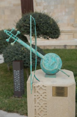 Azerbaycan, Bakü. 01.01.2000 . Teymur Rustamov Kamancha . Bronz 2010. Geleneksel Azerbaycan müziğinde kullanılan eski bir sicim, rüzgar ve perküsyon enstrümanları ailesidir..