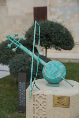 Azerbaycan, Bakü. 01.01.2000 . Teymur Rustamov Kamancha . Bronz 2010. Geleneksel Azerbaycan müziğinde kullanılan eski bir sicim, rüzgar ve perküsyon enstrümanları ailesidir..