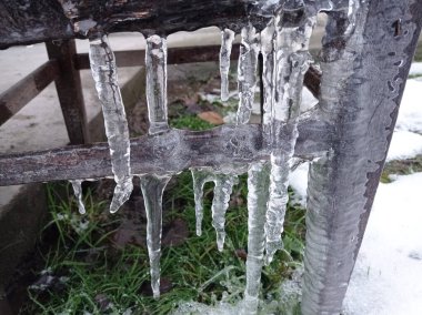 Tahta masada buz sallanıyor. Kışın şeffaf buz ahşap bir masadan sarsılır..
