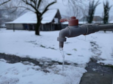 Plazmalar pınardan akan suda dondu. Kışın, el bombasından buz sarsılır. pınardan su aktı ve orada buz vardı.