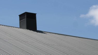 Metal profil Çatı işi. Evin kaplamasını değiştiriyorum. çatı tamiri