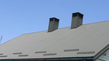 Metal profil Çatı işi. Evin kaplamasını değiştiriyorum. çatı tamiri