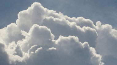 Gökyüzü ve beyaz bulutlar. Kümülüs bulutları gökyüzü arka planına karşı. ılık hava