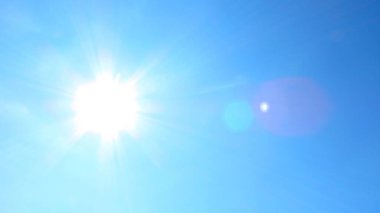 Mavi gökyüzü arka planı. Gökyüzü ve beyaz bulutlar. ılık hava