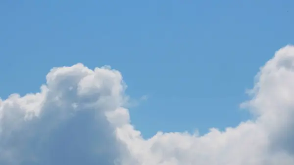Mavi gökyüzü arka planı. Gökyüzü ve beyaz bulutlar. ılık hava