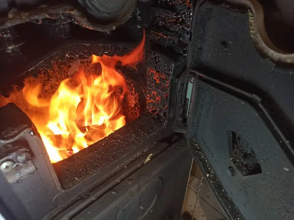 Evi katı bir yakıt kazanla ısıtmak.