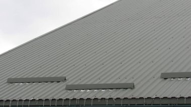 Metal profil Çatı işi. Evin kaplamasını değiştiriyorum. çatı tamiri