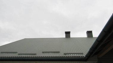 Metal profil Çatı işi. Evin kaplamasını değiştiriyorum. çatı tamiri