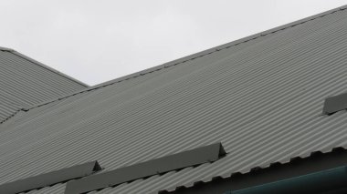 Metal profil Çatı işi. Evin kaplamasını değiştiriyorum. çatı tamiri