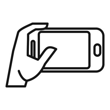 Akıllı telefon tutan kişi başparmağını dokunmatik ekranla etkileşime geçirmek için kullanıyor.