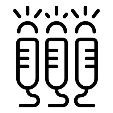 Üç mikrofon bir podcast, radyo programı ya da röportaj için ses kaydı yapıyor.