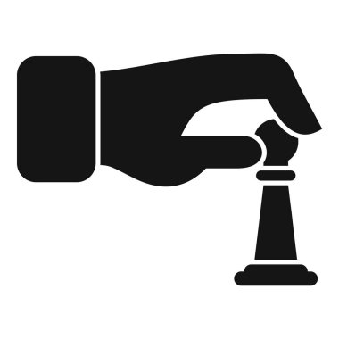 İş adamı, satranç tahtasındaki siyah satranç piyonunu dikkatlice hareket ettiriyor. İş dünyasındaki stratejiyi sembolize ediyor.