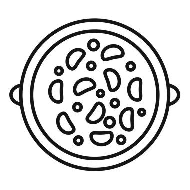 Dilimlenmiş patates ve baharat dolu tencere akşam yemeği için hazırlanıyor.