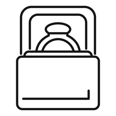 Açık mücevher kutusu bir yüzük tutuyor. Sürpriz evlilik teklifi için hazır.