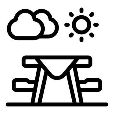 Piknik masası güneşli bir güneşin altında güzel bir yaz gününde insanların öğle yemeği yemesini bekliyor.