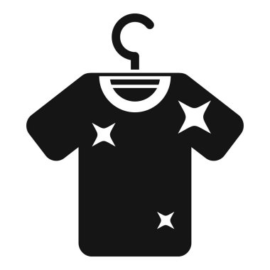Askı simgesinde asılı olan temiz t-shirt beyaz arkaplanda izole edilmiş basit bir şekilde