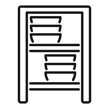 Ahşap bulaşık kurutma rafı yıkandıktan sonra bulaşıkları düzenliyor.