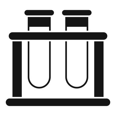 Tahta bir rafta, şeffaf bir çözelti taşıyan test tüpleri bilimsel bir deney için hazırdır.