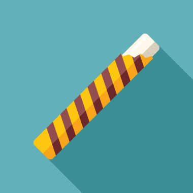 Beyaz kremalı çikolatalı gofret rulosu yeşil bir arka planda köşegen üzerinde yatıyor.