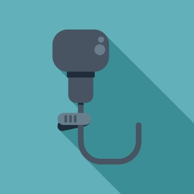 Küçük lavalier mikrofon bir podcast veya röportaj kaydetmek için kıyafetlere ekleniyor