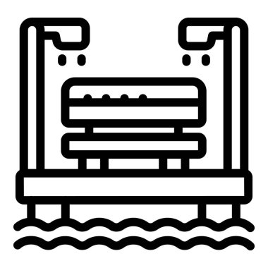 Su dalgaları üzerinde ahşap bir platformda duran açık hava duşu, okyanusta veya havuzda yüzdükten sonra durulanmak için mükemmel.